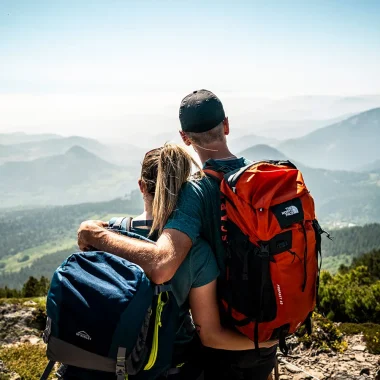 Couple en randonnée en itinérance dans la montagne ardéchoise