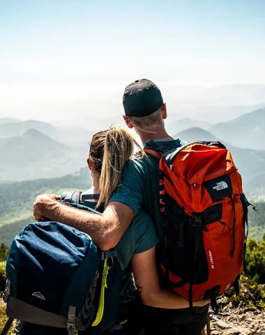 Couple en randonnée en itinérance dans la montagne ardéchoise