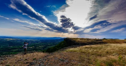Plateau du coiron avec un coucher de soleil et des nuages