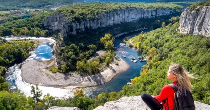 Personne contemplant la falaise du Cirque de Gens entre Ruoms et Chauzon