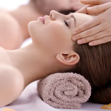 Femme se détendant à un massage