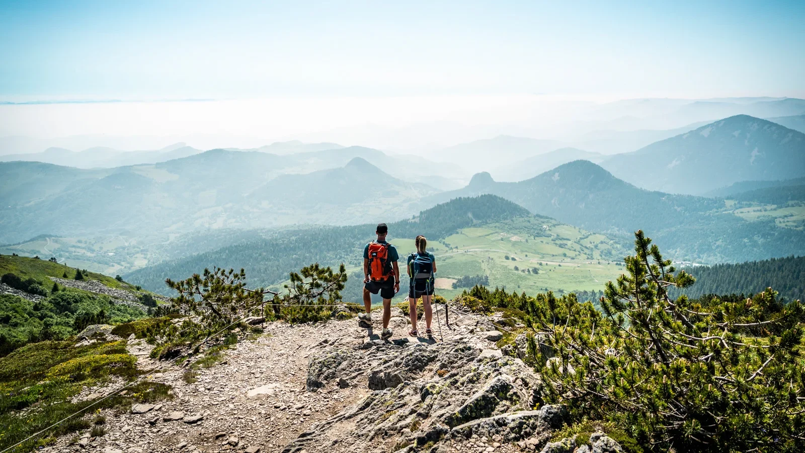 Couple au sommet du Mont Mezenc, en randonnée