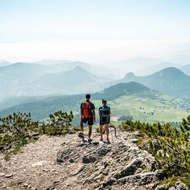 Couple au sommet du Mont Mezenc, en randonnée
