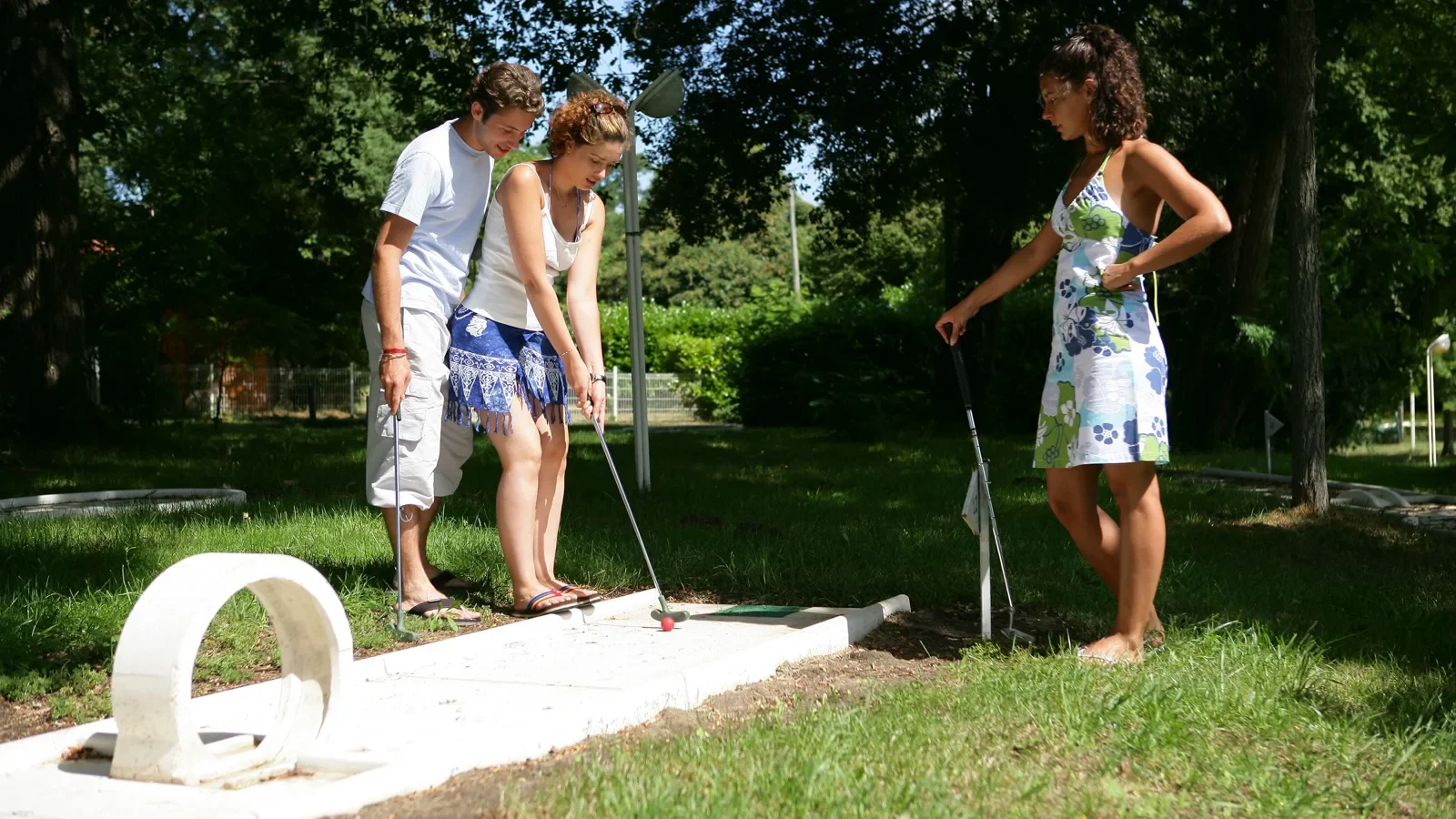 Illustration mini-golf en famille