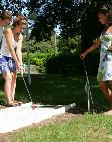 Illustration mini-golf en famille