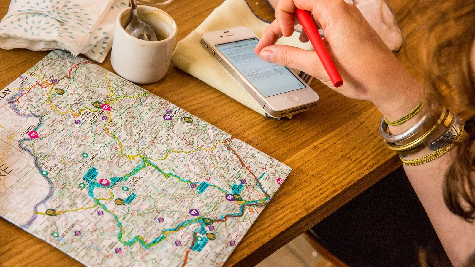 Personne consultant une carte