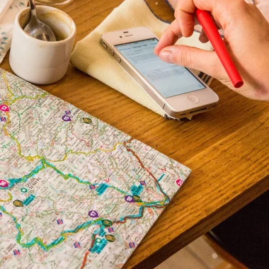Personne consultant une carte