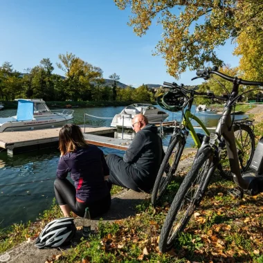 Cyclistes sur la ViaRhôna à Charmes-sur-rhone