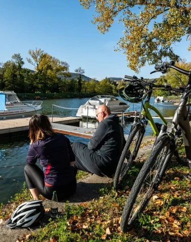 Cyclistes sur la ViaRhôna à Charmes-sur-rhone