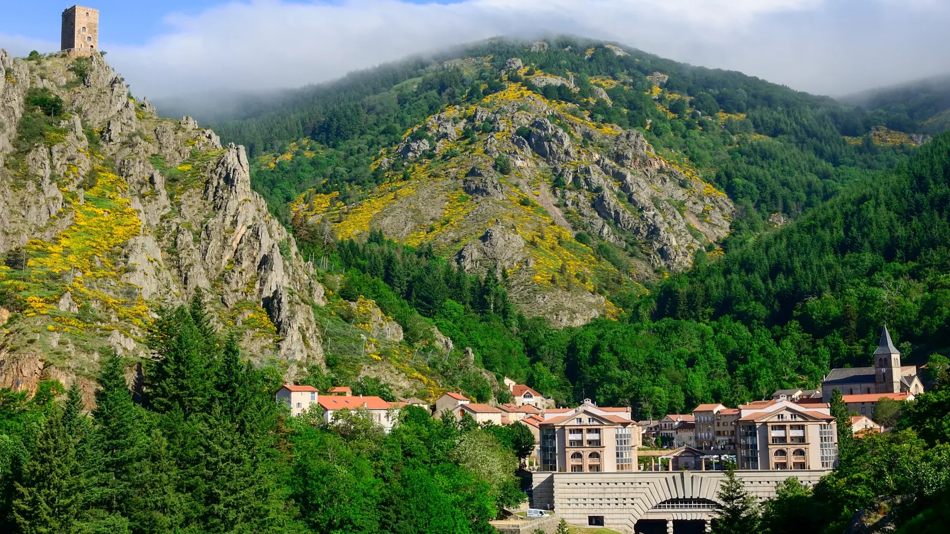 Saint-Laurent-les-bains, vue sur les thermes, au printemps