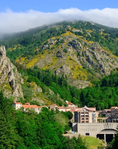 Saint-Laurent-les-bains, vue sur les thermes, au printemps