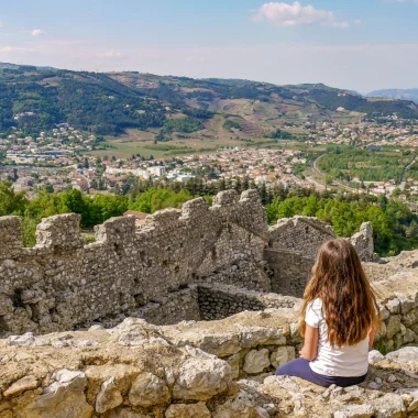Petite fille observant le panorama depuis le château de Crussol