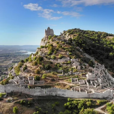Vue aérienne du château de Crussol
