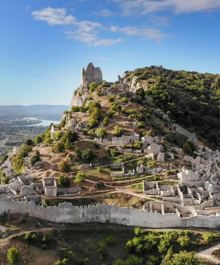 Vue aérienne du château de Crussol