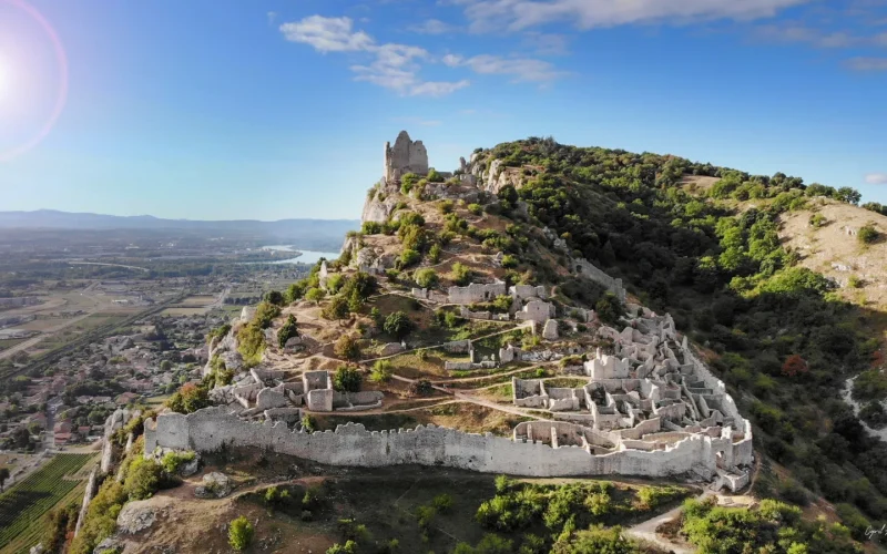 Vue aérienne du château de Crussol