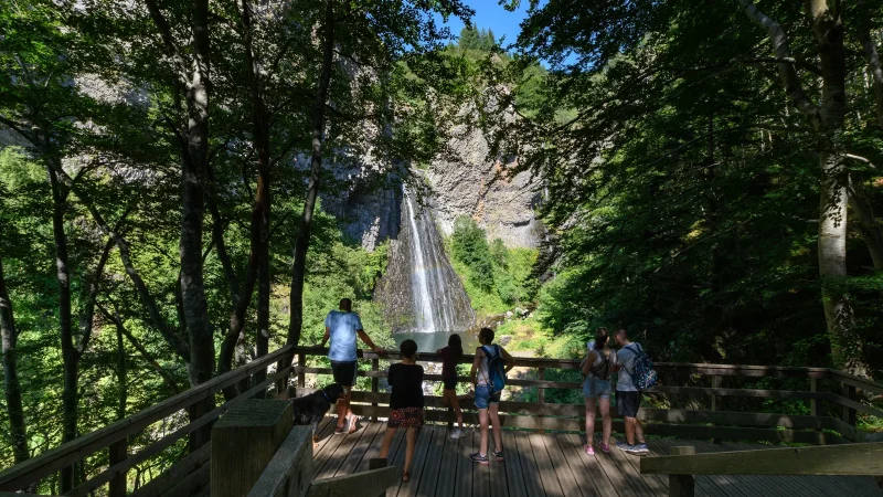 Groupe observant la cascade du Ray-Pic