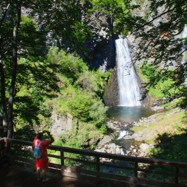 Homme prenant une photo de la cascade du Ray-Pic