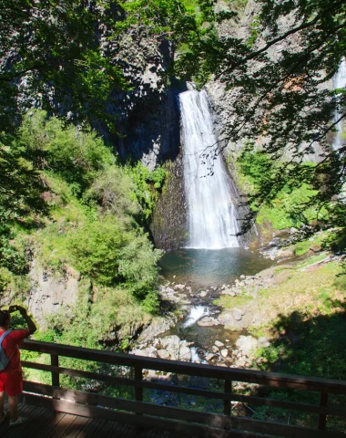 Homme prenant une photo de la cascade du Ray-Pic