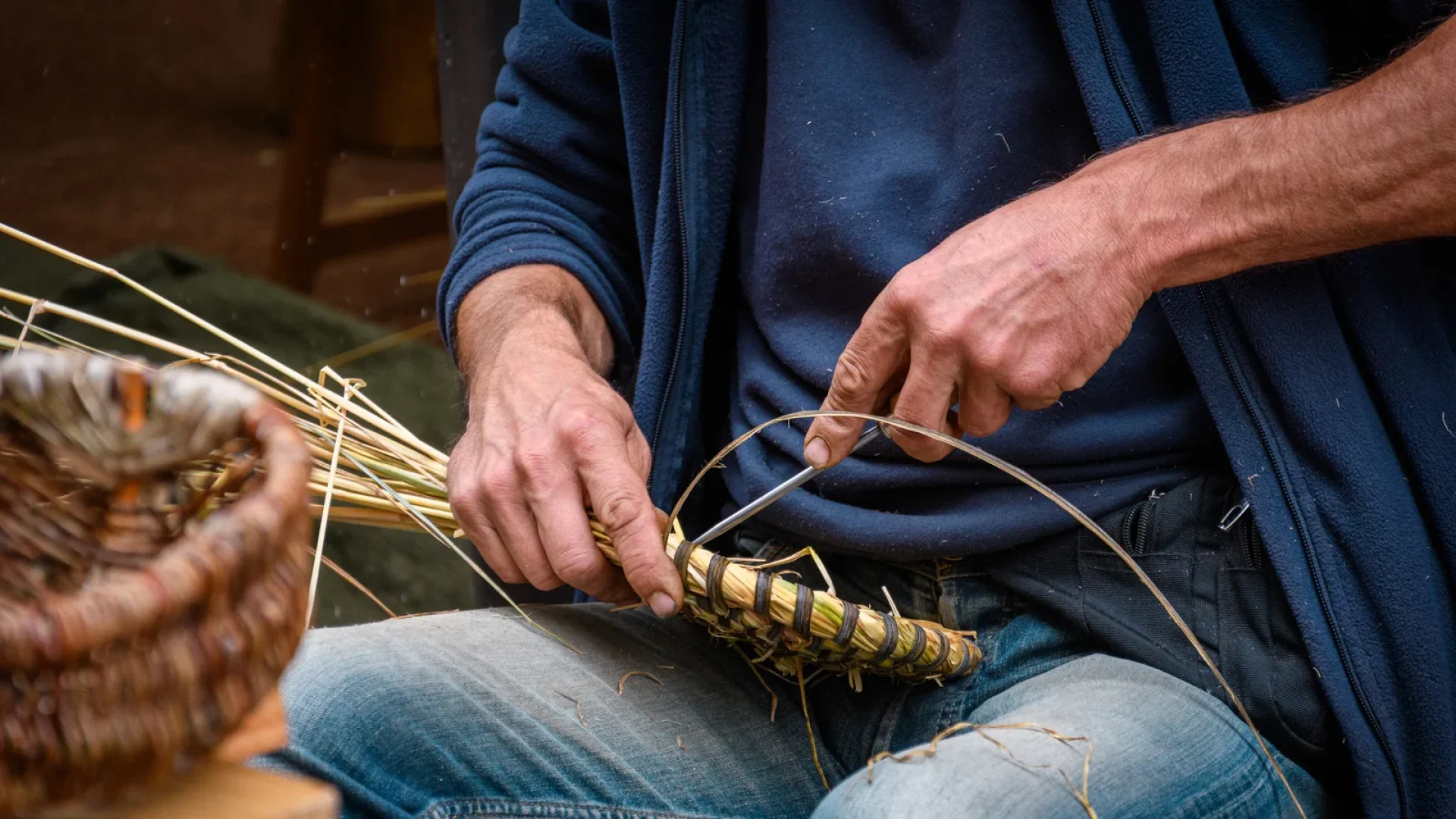 Artisan fabriquant un panier