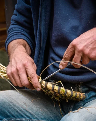 Artisan fabriquant un panier