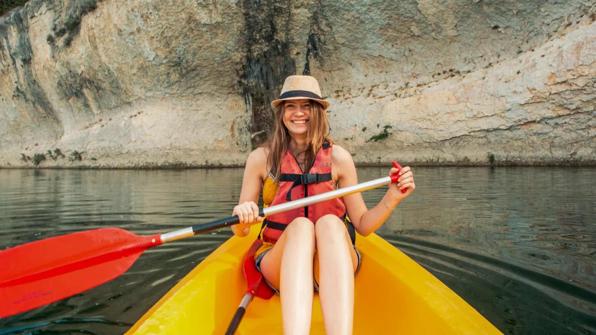 Femme dans un canoé en été
