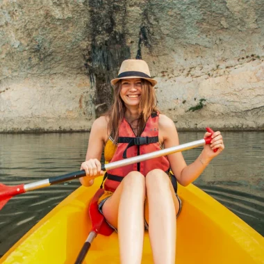 Femme dans un canoé en été