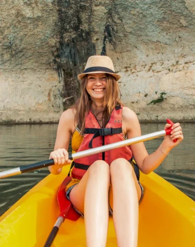 Femme dans un canoé en été
