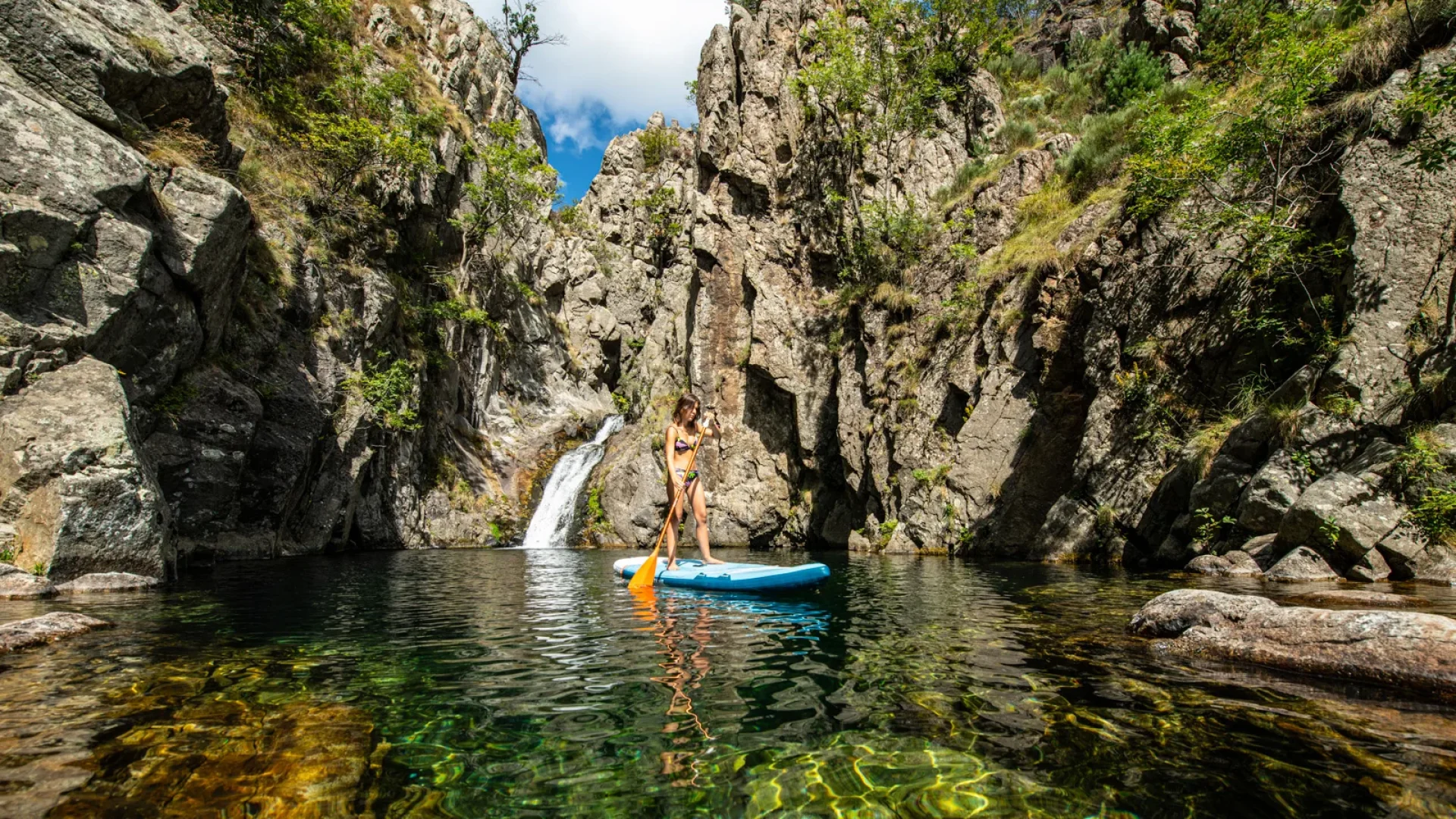 Jeune fille sur un paddle