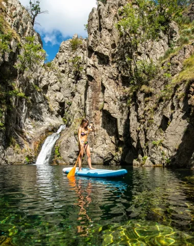 Jeune fille sur un paddle