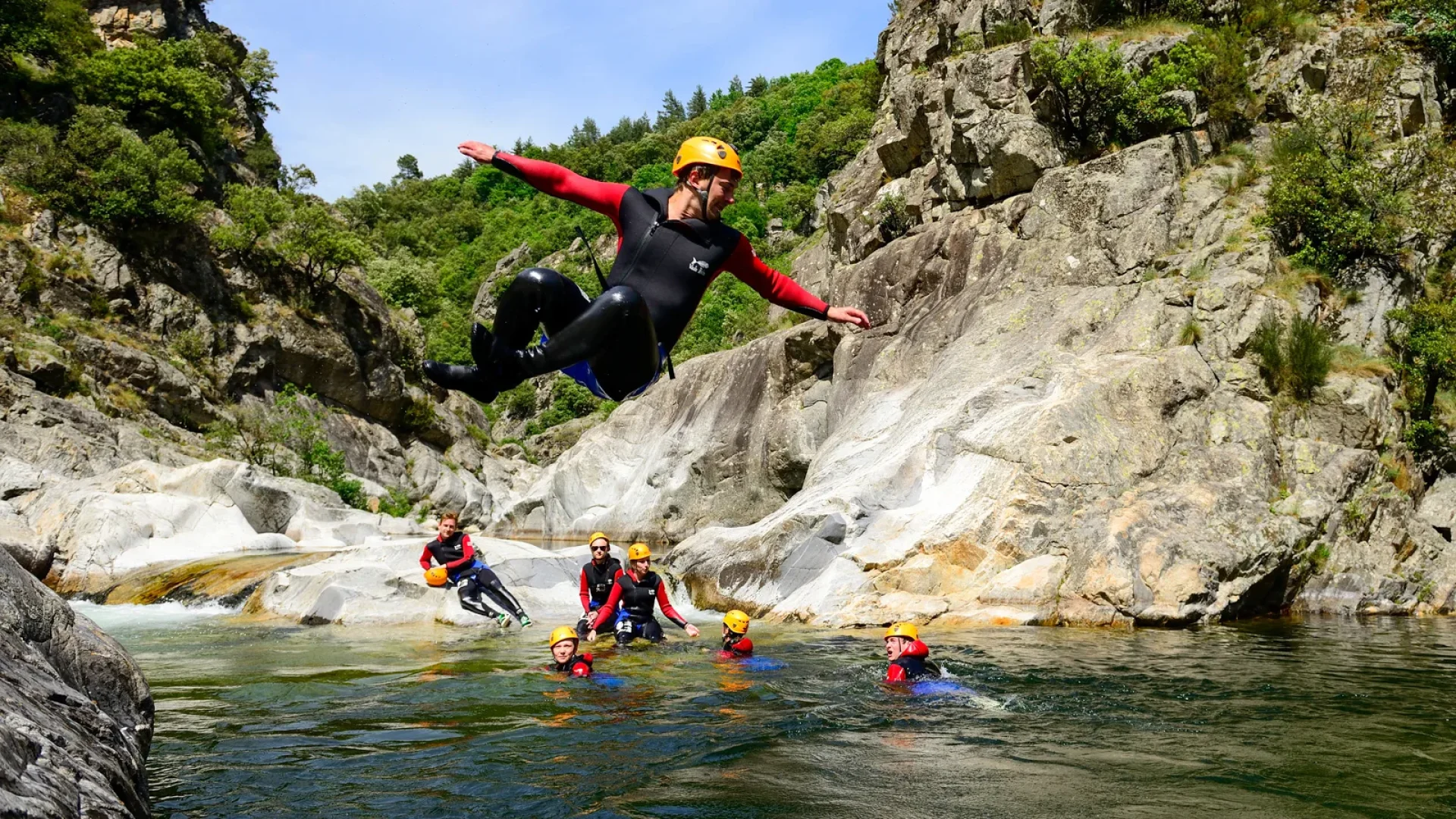 Groupe pratiquant le canyoning au printemps