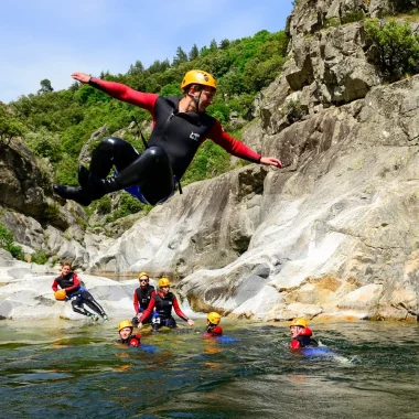 Groupe pratiquant le canyoning au printemps