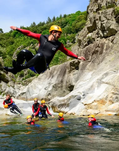 Groupe pratiquant le canyoning au printemps