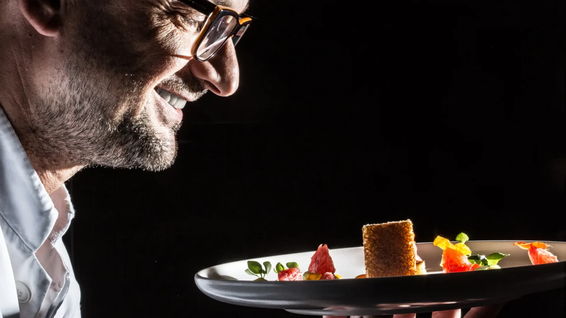 Richard Rocles, chef étoilé Michelin, vérifiant un plat de l'"Auberge de Montfleury" (un Restaurant labelisé "Toqués d'Ardèche" et "Goûtez l'Ardèche"