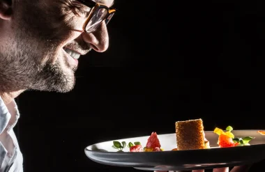Richard Rocles, chef étoilé Michelin, vérifiant un plat de l'