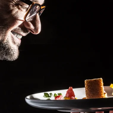 Richard Rocles, chef étoilé Michelin, vérifiant un plat de l'