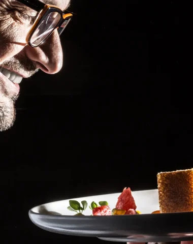 Richard Rocles, chef étoilé Michelin, vérifiant un plat de l'