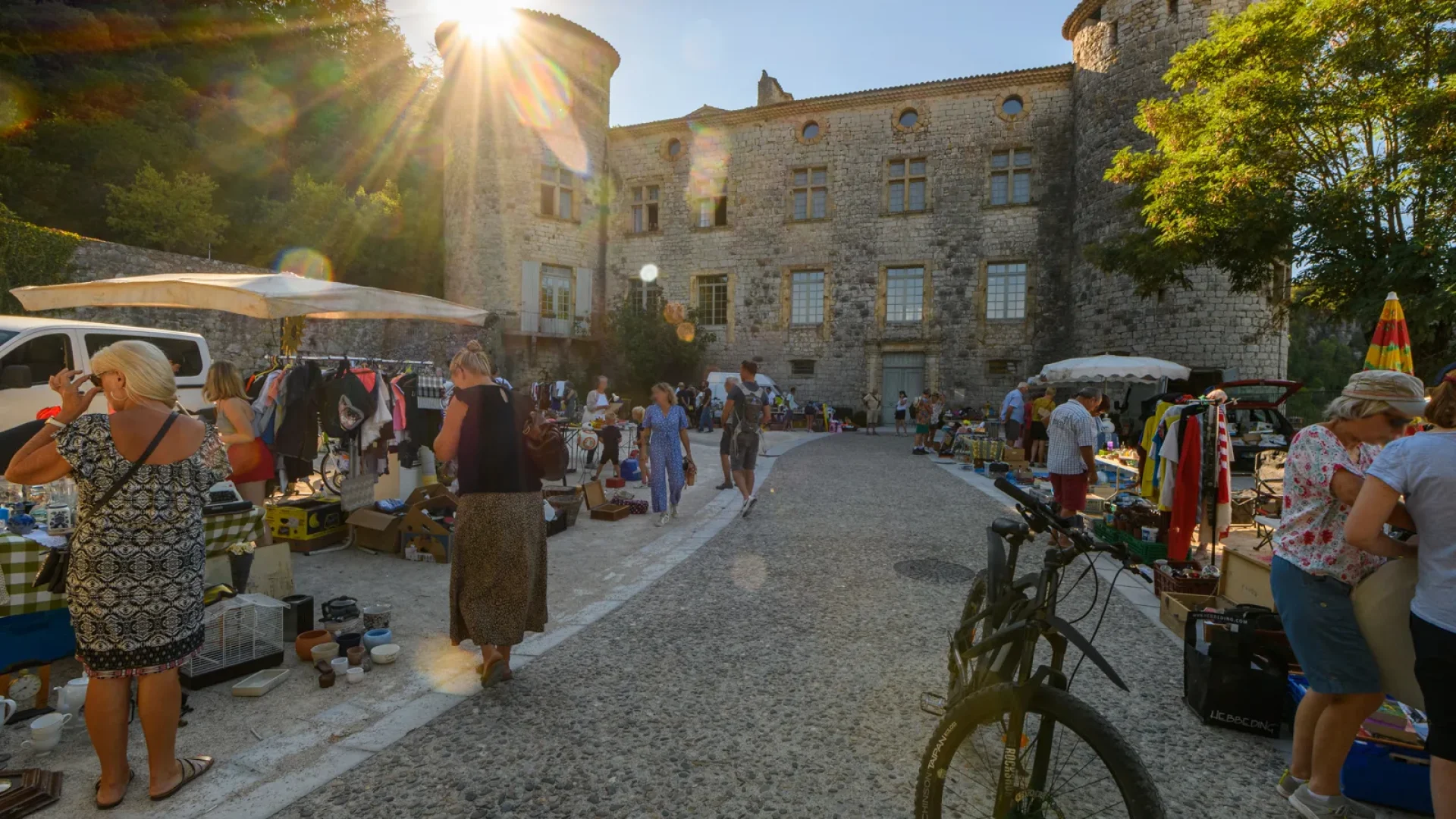 Brocante au village de caractère de Vogüé