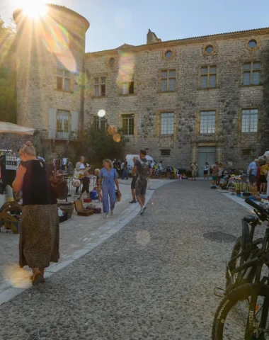 Brocante au village de caractère de Vogüé