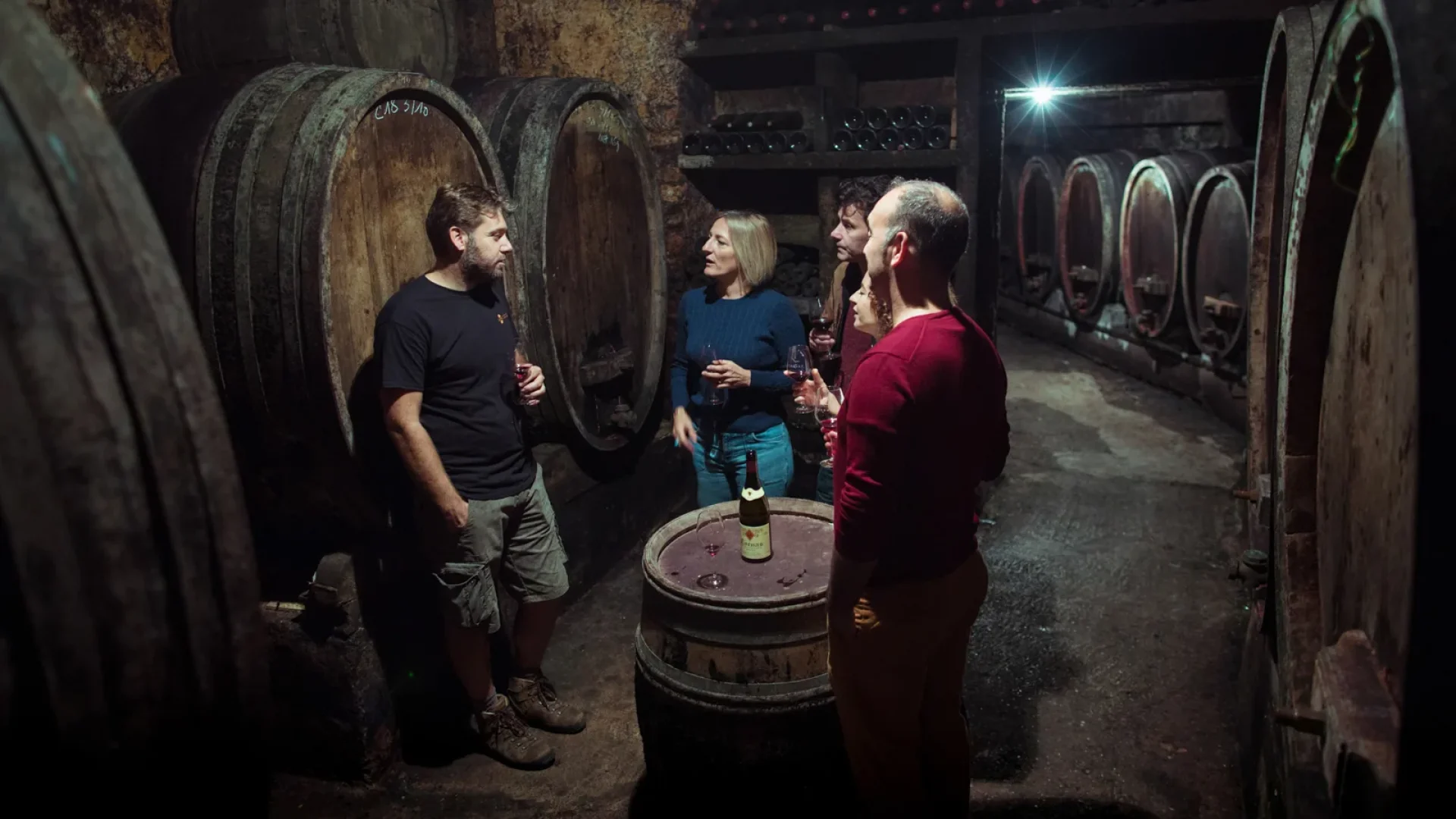 Dégustation de vin dans une cave