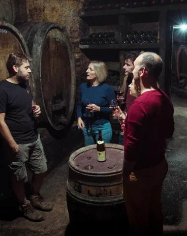 Dégustation de vin dans une cave