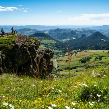Cycliste contemplant le cirque des Boutières en Ardèche