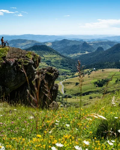 Cycliste contemplant le cirque des Boutières en Ardèche