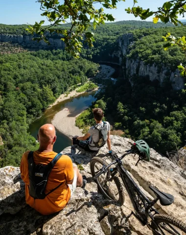 Cyclistes au dessus des Gorges du Chassezac