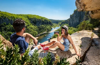 Une fille et son père écoutant de la musique au dessus des Gorges du Chassezac