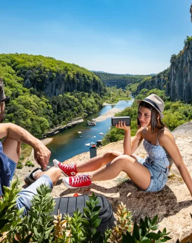 Une fille et son père écoutant de la musique au dessus des Gorges du Chassezac