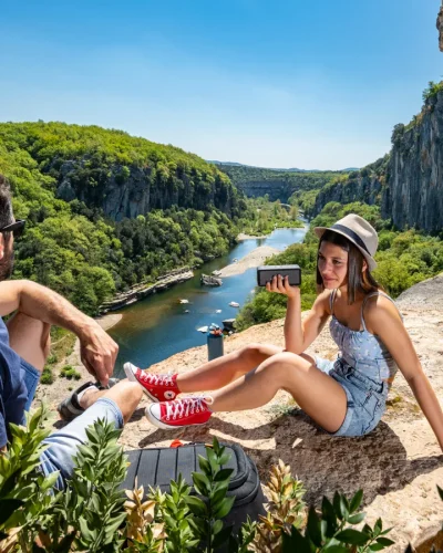 A girl and her father listening music above the Gorges du Chassezac