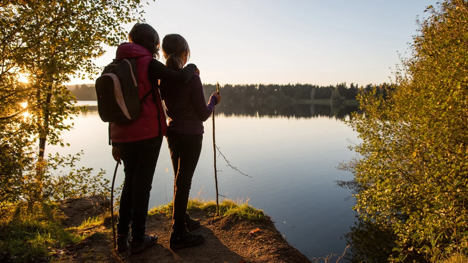 Mère et sa fille au Lac Issarlès en automne