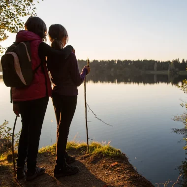 Mère et sa fille au Lac Issarlès en automne