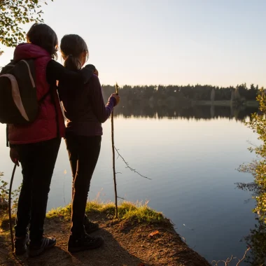 Mère et sa fille au Lac Issarlès en automne