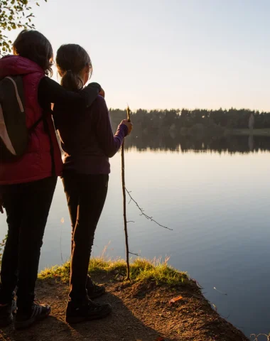 Mère et sa fille au Lac Issarlès en automne